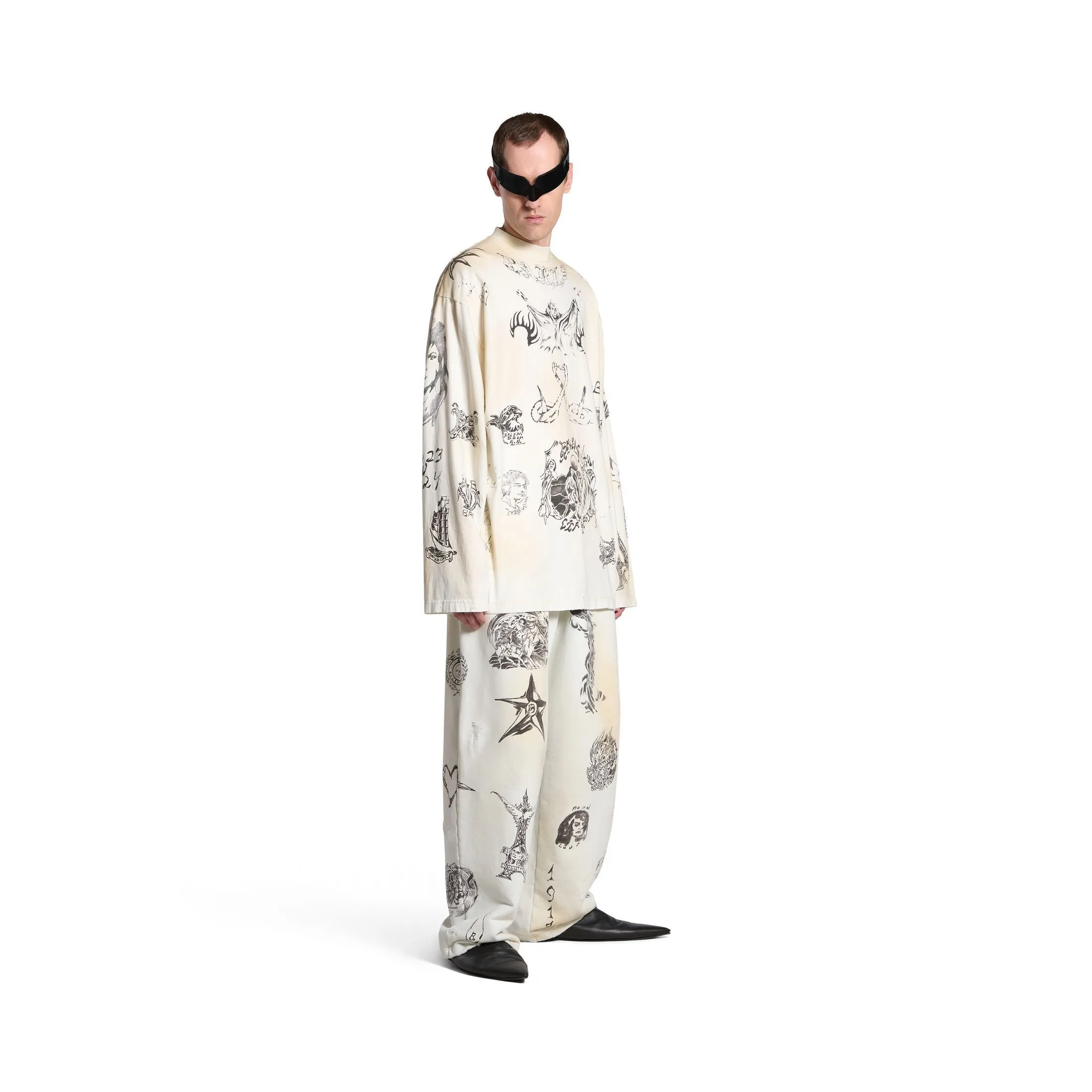 BALENCIAGA  |Men's Tat Long Sleeve T-shirt Oversized in Off White/black